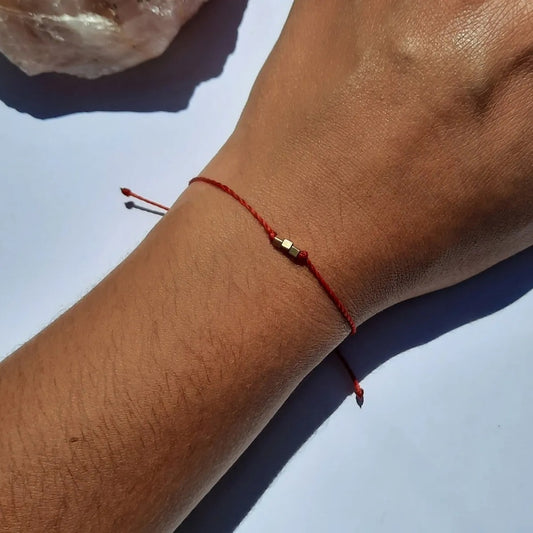 Pulsera Delgada Roja de Protección con Cubos de Bronce | Ajustable | Best Seller