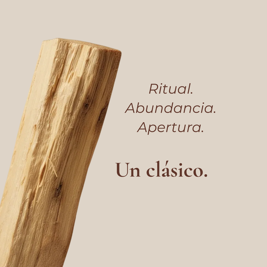 Vara de palo santo con texto 'Quémalo con intención' sobre fondo beige claro
