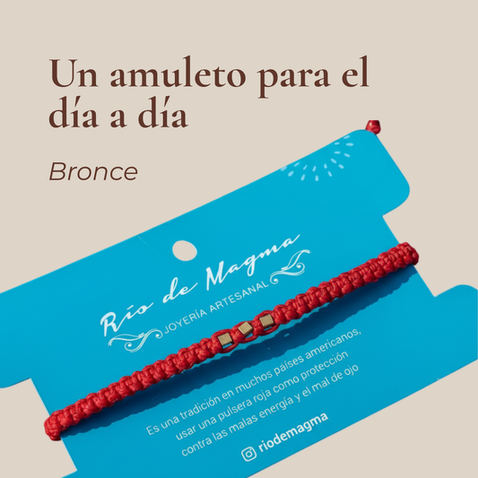 Pulsera roja de punto plano con cubos de bronce con texto 'Macramé ajustable' sobre fondo beige