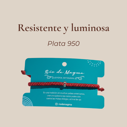 Pulsera roja tubular con plata 950 con texto 'Unisex · Ajustable' sobre fondo beige