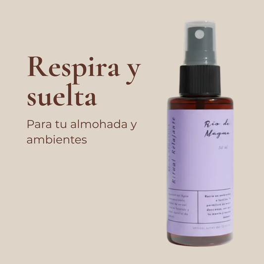 Frasco spray Ritual Relajante sobre fondo beige claro. Texto: "Respira y suelta · Para tu almohada y ambientes"
