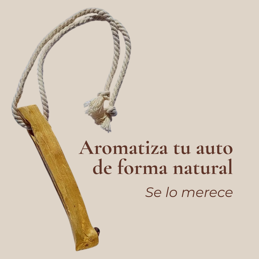 Colgante aromático de palo santo con texto 'Aroma natural para tu auto' sobre fondo claro