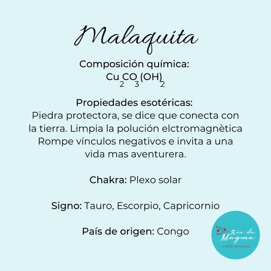 Malaquita tamboreada sostenida en la palma de la mano, mostrando tamaño y color verde intenso