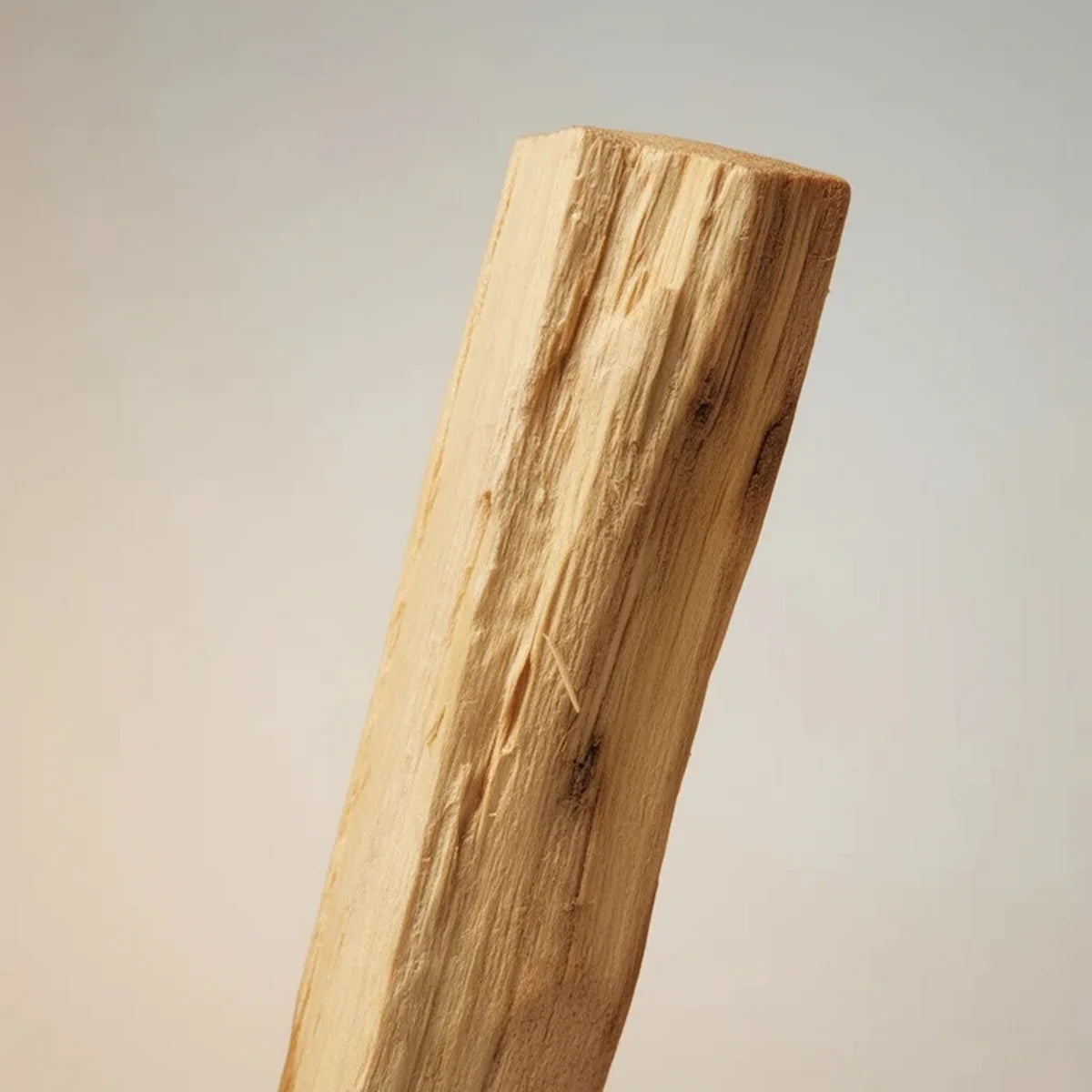 Pack de palo santo con bolsa de algodón y tarjeta, sobre superficie de piedra al exterior