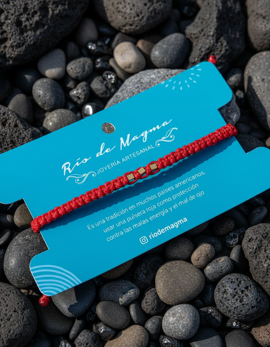 Pulsera Roja de Protección Punto Plano con Cubos de Bronce | Macramé Ajustable