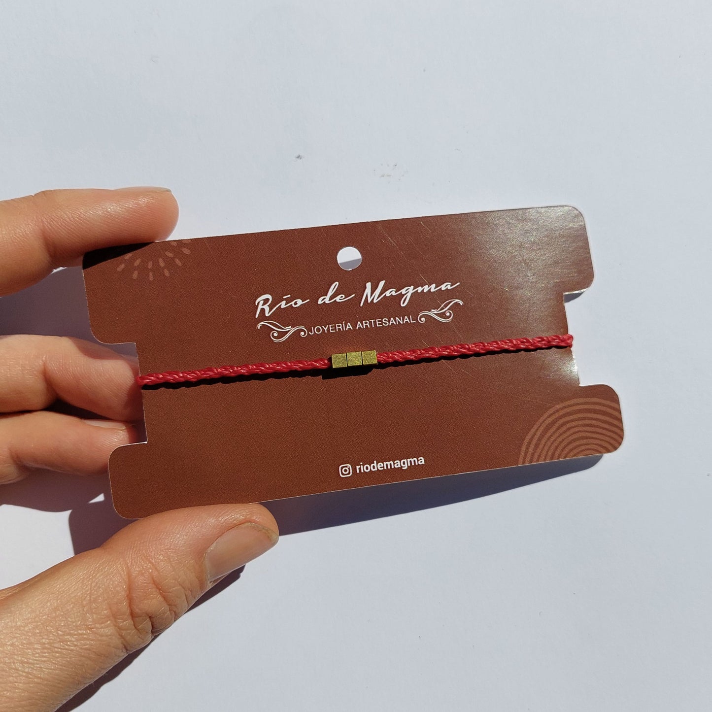 Pulsera roja de protección para hombre con cuentas de bronce