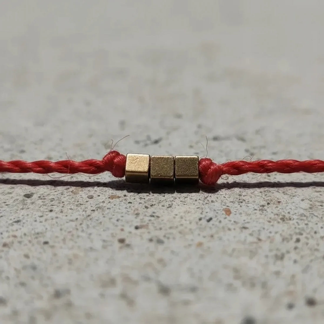¿Qué significa la pulsera roja y por qué se usa?