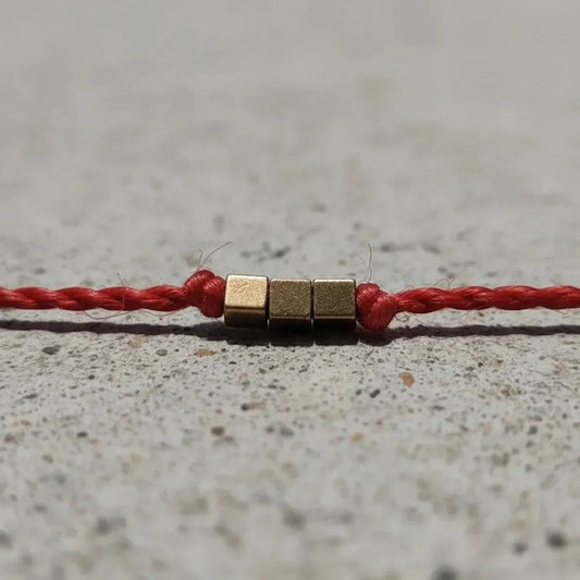 ¿Qué significa la pulsera roja y por qué se usa?