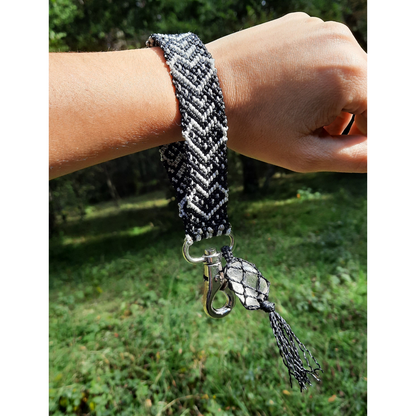 Llavero pulsera de macramé plateado y negro con cuarzo utilizado en la muñeca, tejido artesanal en Pucón.