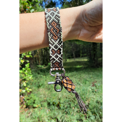 Llavero pulsera de macramé tonos verdes y cafés utilizado en la muñeca, tejido artesanal en Pucón.