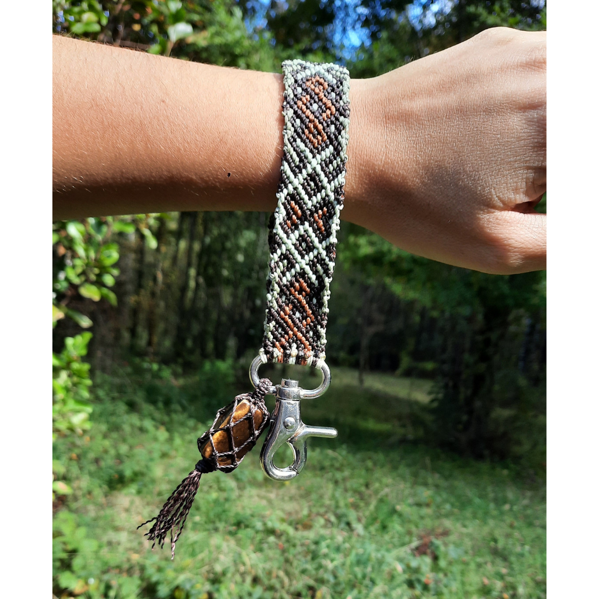 Llavero pulsera de macramé en color verde y café con piedra ojo de tigre colgante, tejido artesanal en Pucón.