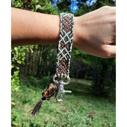 Llavero pulsera de macramé en color verde y café con piedra ojo de tigre colgante, tejido artesanal en Pucón.