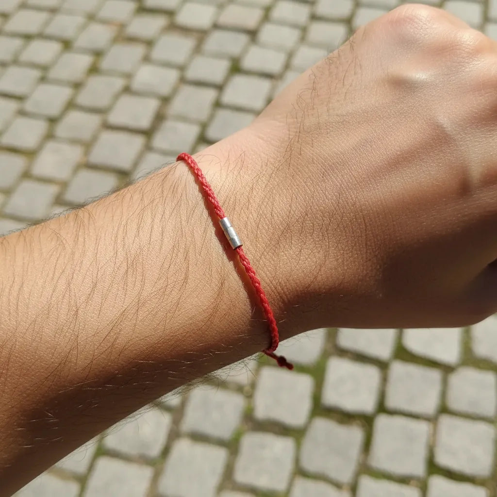 Pulsera roja talla hombre con cubos de plata 950 montada en tarjeta Río de Magma, fondo blanco