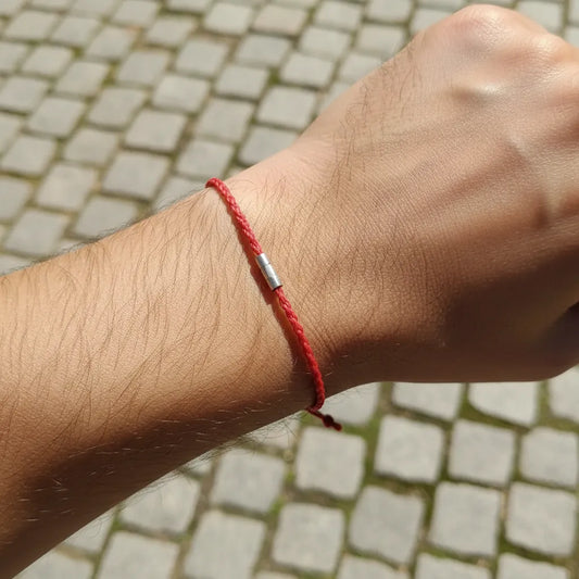 Pulsera roja talla hombre con cubos de plata 950 montada en tarjeta Río de Magma, fondo blanco