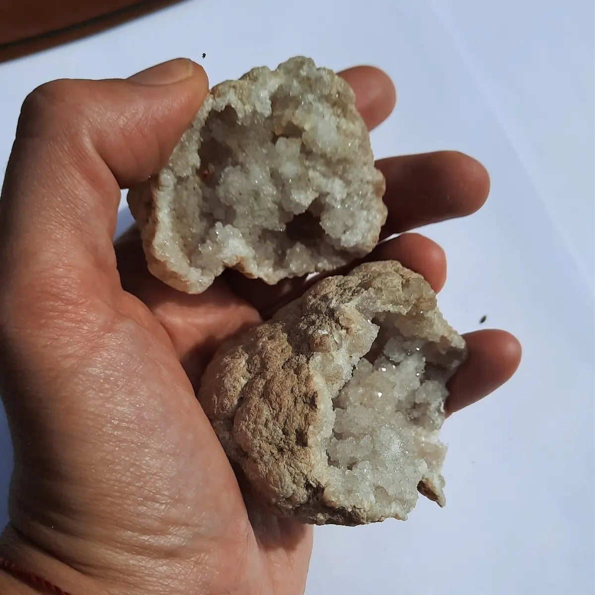 Dos piezas de geoda de cuarzo natural abiertas como pieza de colección.