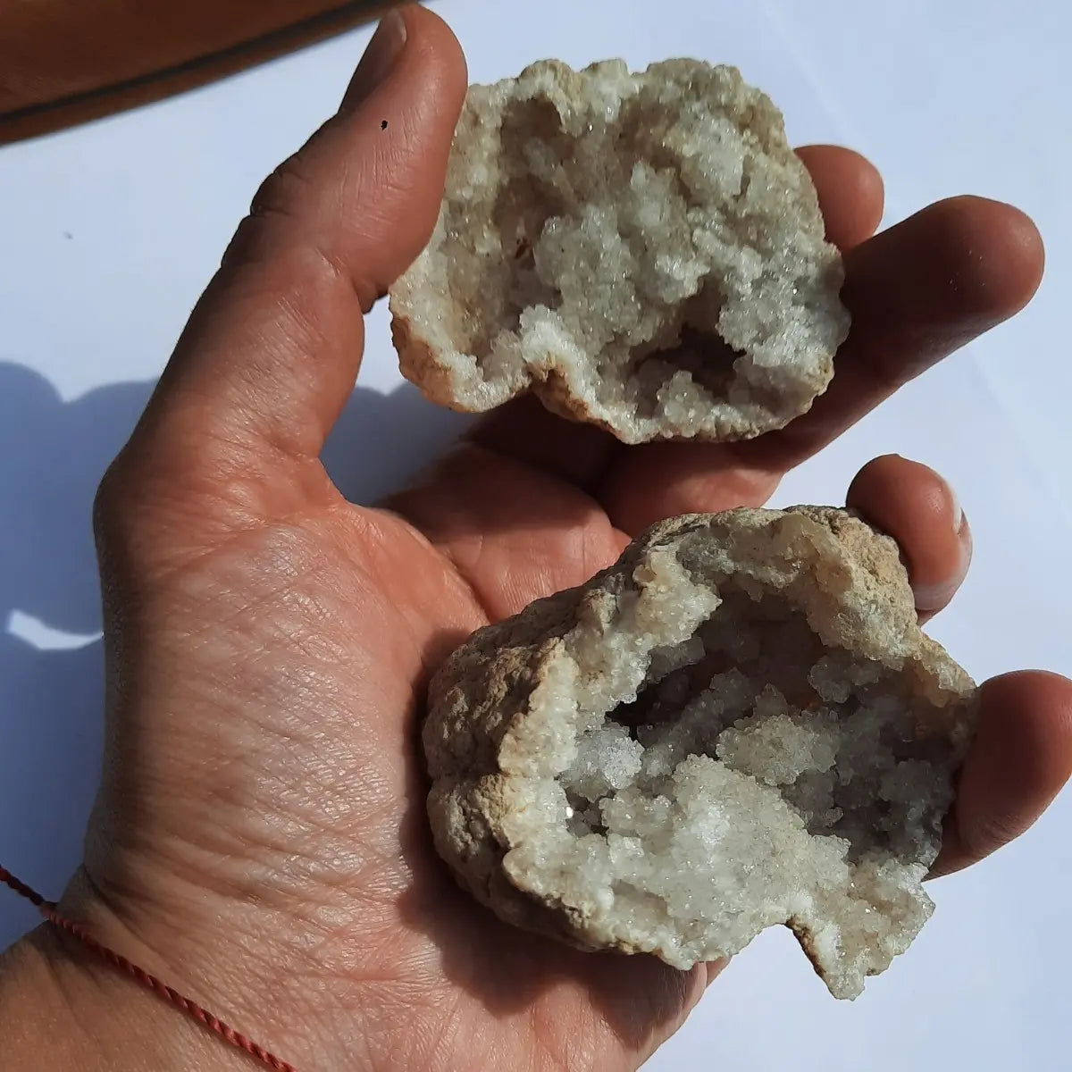 Geoda de cuarzo natural abierta en dos piezas con microcristales en su interior.