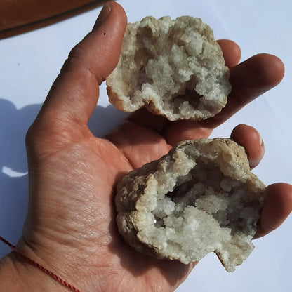 Geoda de cuarzo natural abierta en dos piezas con microcristales en su interior.
