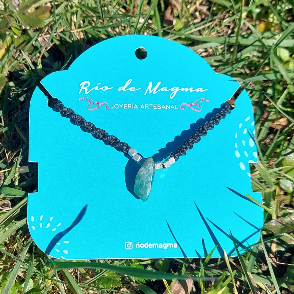 Collar Luz de amazonita natural con macramé negro y cuentas de plata 950, vista frontal completa sobre tarjeta de Río de Magma Joyería Artesanal