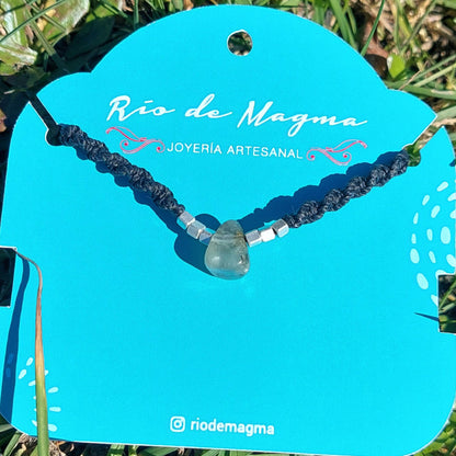 Detalle del Collar Luz de prehnita natural en macramé negro con cuentas de plata 950, mostrando la transparencia y color verde suave de la piedra