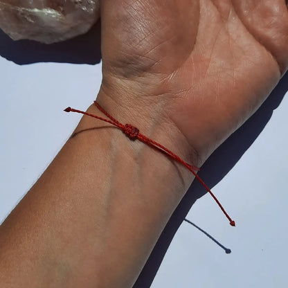 Pulsera Delgada Roja de Protección con Cubos de Bronce | Ajustable | Best Seller