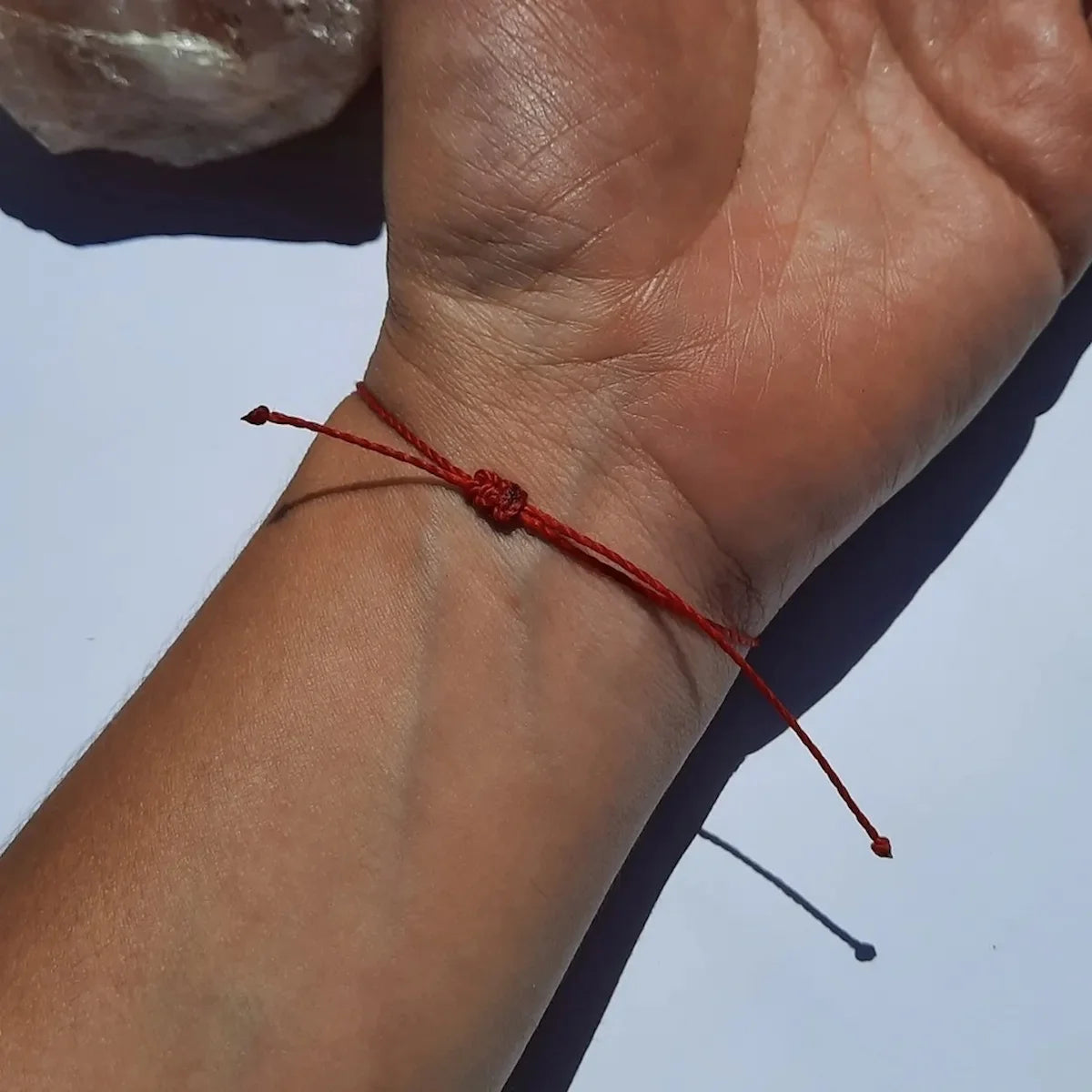Pulsera Delgada Roja de Protección con Cubos de Bronce | Ajustable | Best Seller