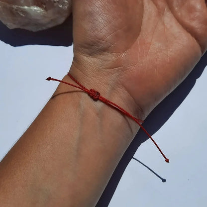 Pulsera Delgada Roja de Protección con Cubos de Bronce | Ajustable | Best Seller