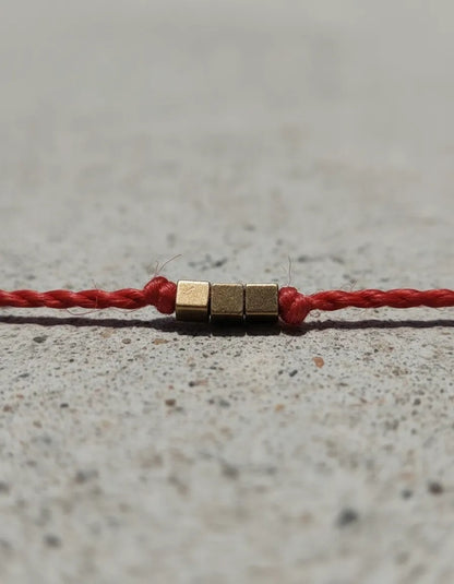 Pulsera Delgada Roja de Protección con Cubos de Bronce | Ajustable | Best Seller