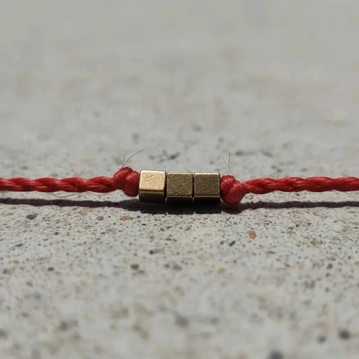 Pulsera Delgada Roja de Protección con Cubos de Bronce | Ajustable | Best Seller
