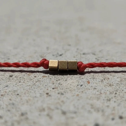 Pulsera Delgada Roja de Protección con Cubos de Bronce | Ajustable | Best Seller