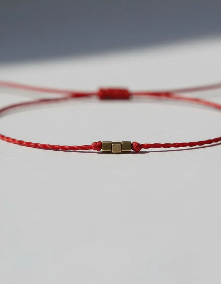 Pulsera Delgada Roja de Protección con Cubos de Bronce | Ajustable | Best Seller
