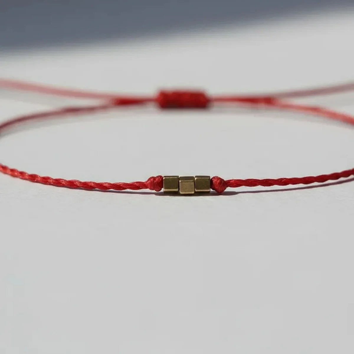Pulsera Delgada Roja de Protección con Cubos de Bronce | Ajustable | Best Seller