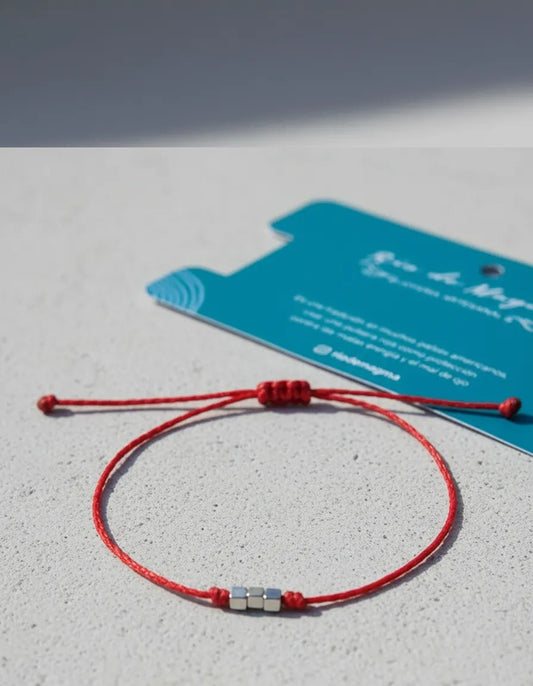 Pulsera Delgada Roja de Protección con Cubos de Plata 950 | Ajustable | Hecha a Mano