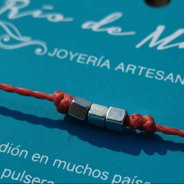 Pulsera Delgada Roja de Protección con Cubos de Plata 950 | Ajustable | Hecha a Mano