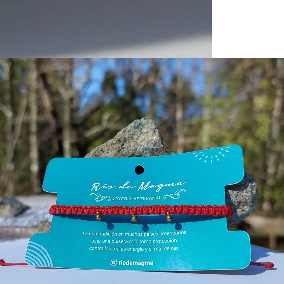 Pulsera Roja de Protección Punto Plano con Gotas de Bronce | Macramé Ajustable