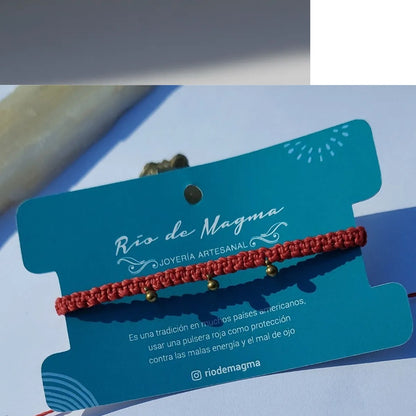 Pulsera Roja de Protección Punto Plano con Gotas de Bronce | Macramé Ajustable
