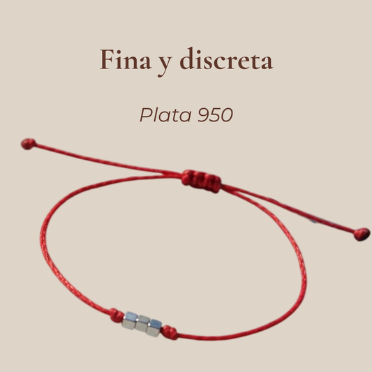 Pulsera delgada roja con cubos de plata 950 con texto 'Hecha a mano' sobre fondo beige