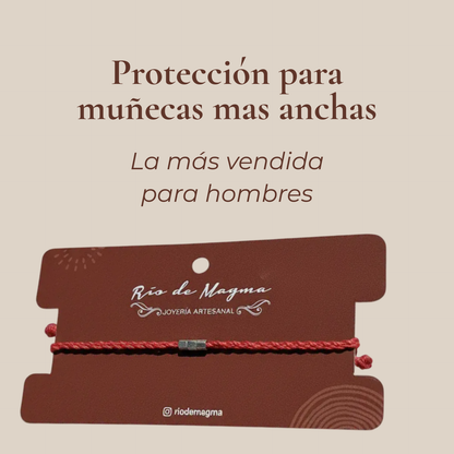 Pulsera roja talla hombre con cubos de plata 950 con texto 'Talla hombre · Plata 950' sobre fondo beige