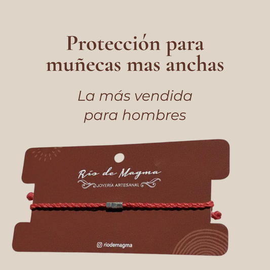Pulsera roja talla hombre con cubos de plata 950 con texto 'Talla hombre · Plata 950' sobre fondo beige