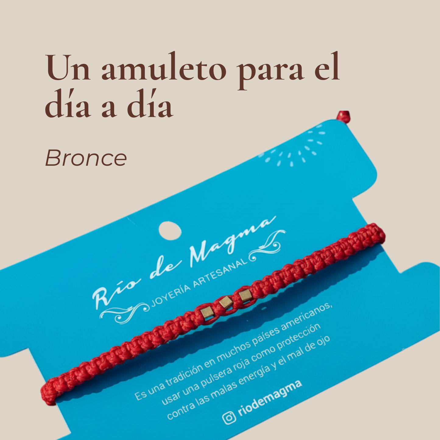 Pulsera roja de punto plano con cubos de bronce con texto 'Macramé ajustable' sobre fondo beige