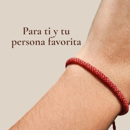 Set de dos pulseras rojas con texto 'Para regalar en pareja o amistad' sobre fondo beige
