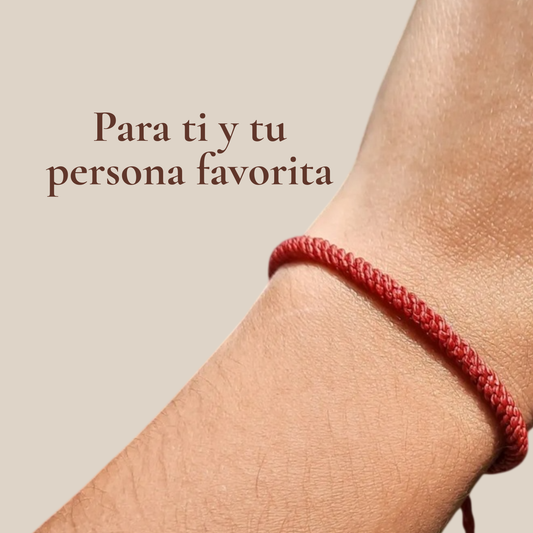 Set de dos pulseras rojas con texto 'Para regalar en pareja o amistad' sobre fondo beige