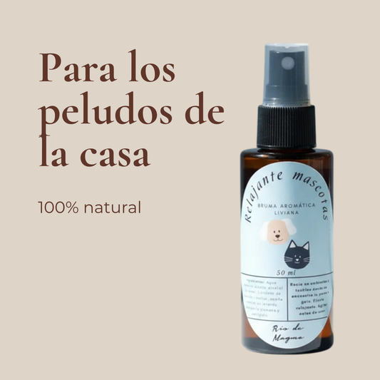 Frasco spray "Relajante Mascotas · Bruma Aromática Liviana · Río de Magma" sobre fondo beige, etiqueta con íconos de perro y gato visible