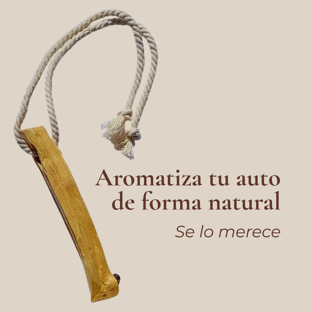 Colgante aromático de palo santo con texto 'Aroma natural para tu auto' sobre fondo claro