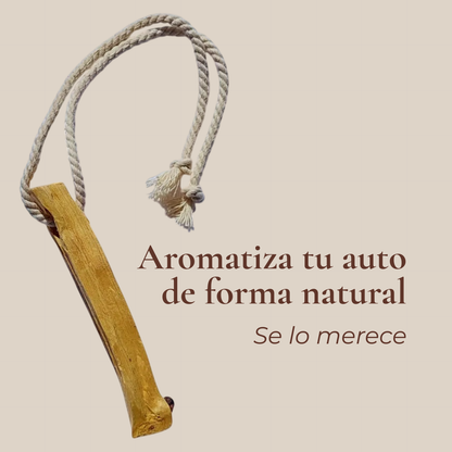 Colgante aromático de palo santo con texto 'Aroma natural para tu auto' sobre fondo claro