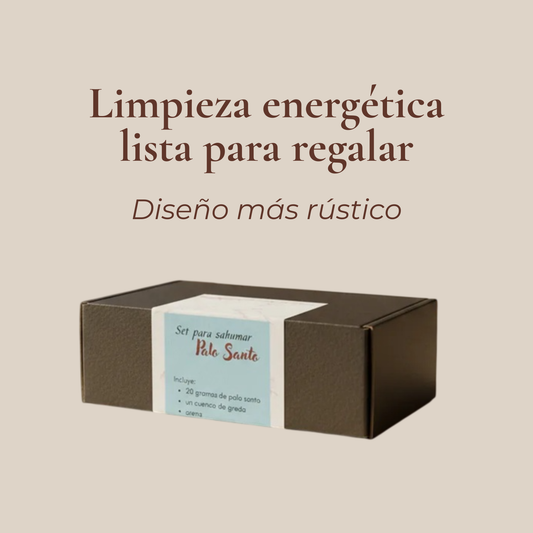 Caja negra del Kit Sahumar Palo Santo sobre superficie clara, con etiqueta turquesa visible