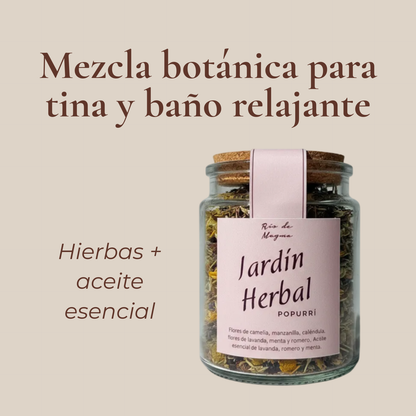 Frasco de vidrio "Jardín Herbal Popurrí" sobre fondo beige. Texto: "Mezcla botánica para tina y baño relajante · Hierbas + aceite esencial".