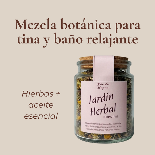 Frasco de vidrio "Jardín Herbal Popurrí" sobre fondo beige. Texto: "Mezcla botánica para tina y baño relajante · Hierbas + aceite esencial".