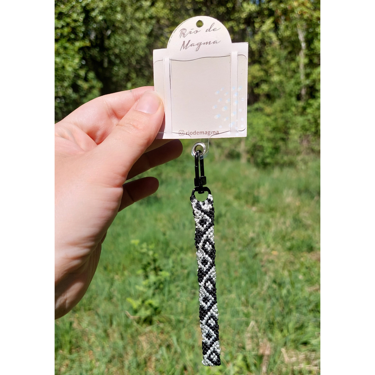 Correa para celular de macramé conectada a un adaptador universal.