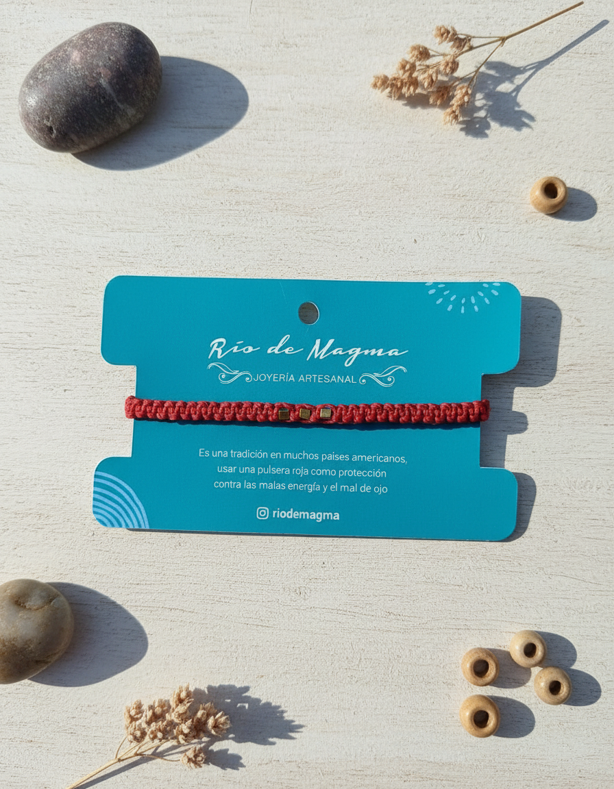 Pulsera Roja de Protección Punto Plano con Cubos de Bronce | Macramé Ajustable