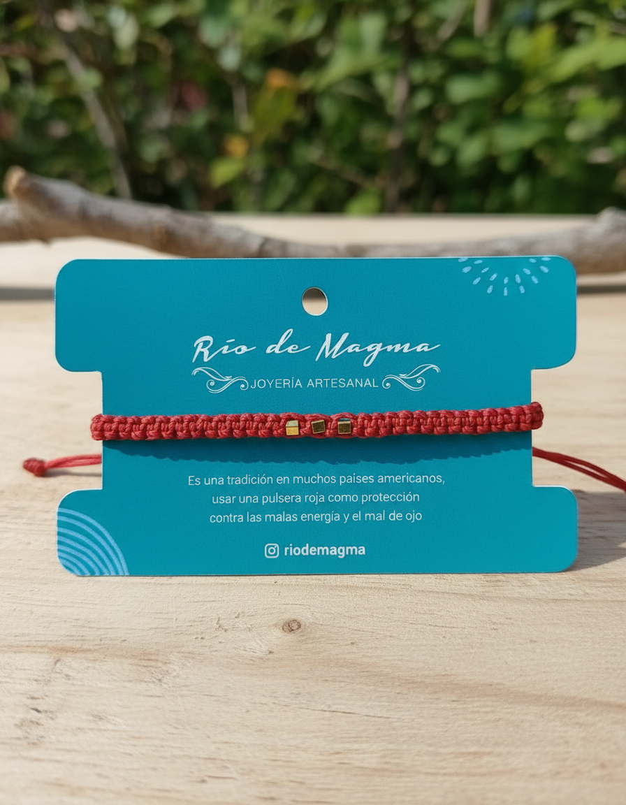 Pulsera Roja de Protección Punto Plano con Cubos de Bronce | Macramé Ajustable